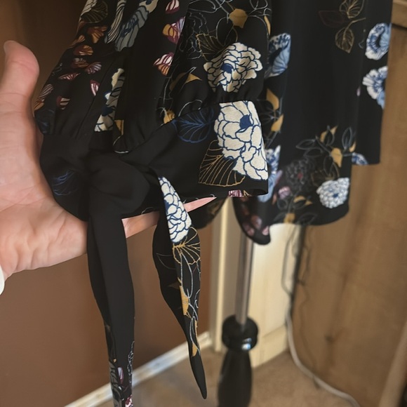 Black Floral flowy top - Picture 2 of 6